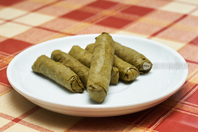 Dolma - Sarma - Dolmades。著名的开胃菜酿葡萄叶饭